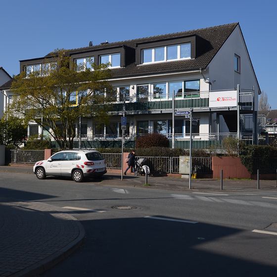 Straßenansicht des Wohn- und Geschäftshauses Ahornstraße
