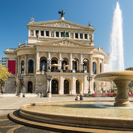 Die Alte Oper mit Springbrunnen in Frankfurt